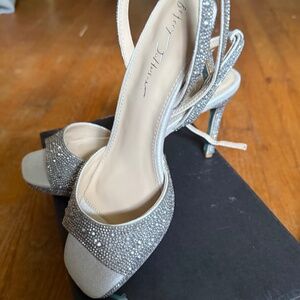 NEW! Blue By Betsey Johnson Suni silver heels women's size 8.5m